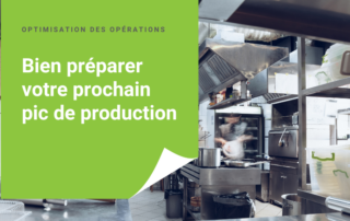 Cuisine professionnelle en pleine action avec un cuisinier en mouvement, des casseroles sur le feu et des bacs alimentaires empilés. Texte : « Bien préparer votre prochain pic de production »