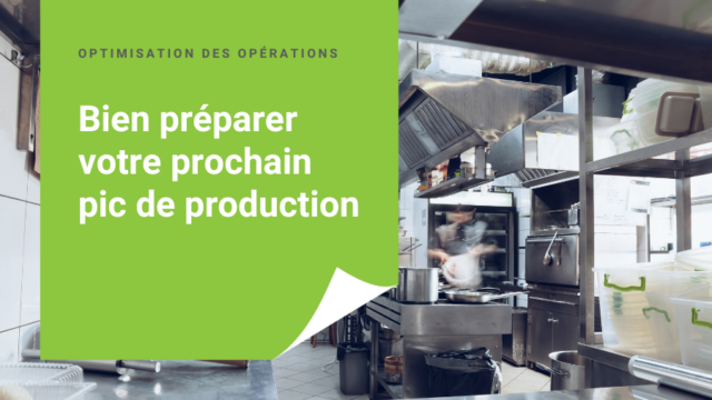 Cuisine professionnelle en pleine action avec un cuisinier en mouvement, des casseroles sur le feu et des bacs alimentaires empilés. Texte : « Bien préparer votre prochain pic de production »